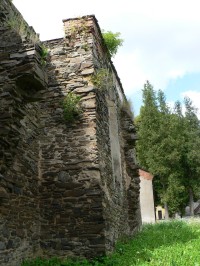 Poleň, severní stěna kostela sv. Markéty