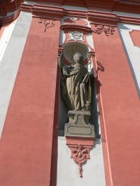 Přeštice, socha na severním průčelí kostela