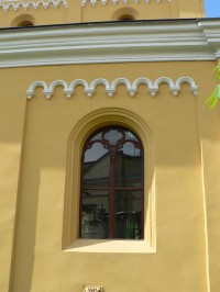 Okno kostela sv. Petra a Pavla