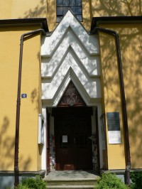 Vchod do kostela sv. Petra a Pavla