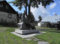 Lipnice nad Sázavou, socha Jaroslava Haška u hřbitova