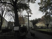 Lomec, mezi kostelem a klášterem