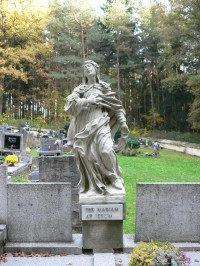Lomec, socha Panny Marie na hřbitově