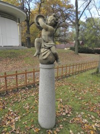 Lomec, soška v meditační zahradě