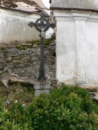 Kříž před vstupem do kostela