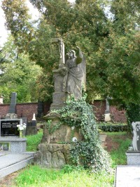 Křížový vrch, socha anděla na hřbitově