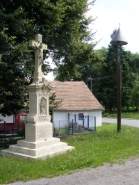 Chotělice - pomník ukřižování se zvoničkou