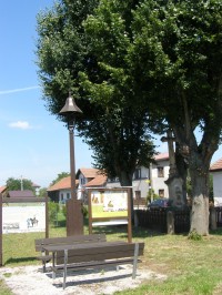 Lužany - pomník ukřižování se zvoničkou