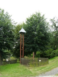 Prachov - pomník ukřižování se zvoničkou