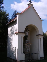 Stará Paka - kaplička se sochou sv. Jana Nepomuckého  