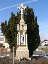 Běrunice - pomník ukřižování se soškou Panny Marie 