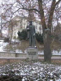 Hradec Králové - Pospíšilova třída, socha Ladislava Pospíšila