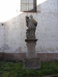 Lomnice nad Popelkou - kostel sv.  Mikuláše z Bari, socha sv. Jana Nepomuckého 
