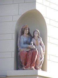 Týnec nad Labem - měšťanský dům čp. 158 se sousoším sv. Anny vyučující Pannu Marii
