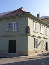 Týnec nad Labem - měšťanský dům čp. 158 se sousoším sv. Anny vyučující Pannu Marii