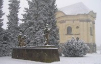 Smiřice - zámecká kaple Zjevení Páně a pomník obětí 2. sv. války,  foto Přemek Andrýs