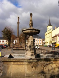 Lomnice nad Popelkou - dolní kašna na náměstí