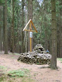 Kamenný pomník s křížkem u Nového Města na Moravě