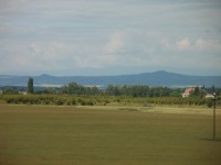 výhledy od Slavhostic (od Žlunického lesa) - Bradlec a Kumburk, v pozadí Krkonoše