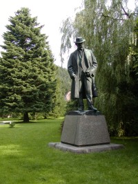 Hronov - socha Aloise Jiráska v parku
