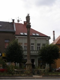 Vamberk - Husovo náměstí, sloup se sochou Panny Marie 