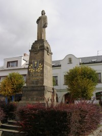 Vamberk - Husovo náměstí, pomník Mistra Jana Husa