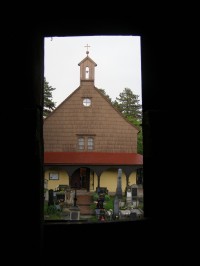 Dřevěný kostel sv. Jana Křtitele na Zámečku při pohledu z okna zvonice
