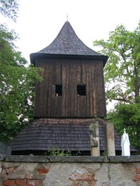 zvonice u dřevěného kostela sv. Jana Křtitele na Zámečku