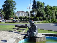 Nový Bor - kašna rybáře a sedící socha