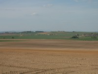 výhled k bojišti na Chlumu, v pozadí Krkonoše
