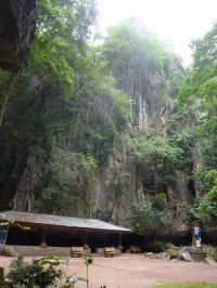 Jeskyně a skály u Kampong Trach