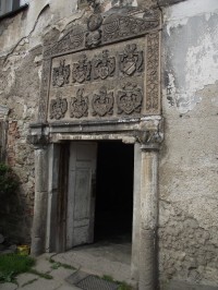 Roztoki - portál panského sídla