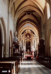 interiér románsko-gotického chrámu