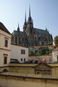 pohled z terasy muzea na brměmskou katedrálu