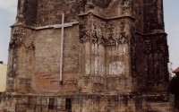 detail dolní části zvonice s křížem