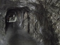 cesta skalním tunelem