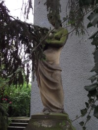 socha před Pelikánovou vilou