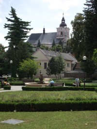 kostel ve Slatinicích z lázeňského parku
