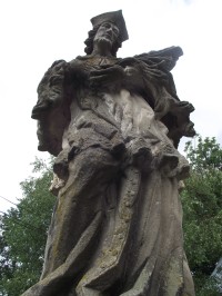 socha sv. Jana Nepomuckého před dvorem