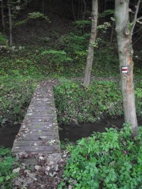 značka nařizující přechod přes mostekna levý břeh