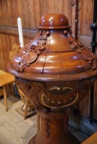 dřevěná křtitelnice v presbytáři