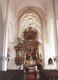 presbytář s hlavním oltářem