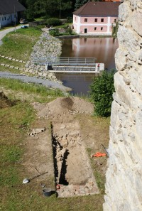 pohled z věže na archeologické práce a rybník Hláska
