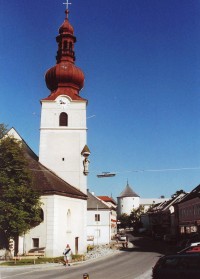 kostel sv. Jakuba, v pozadí zámek