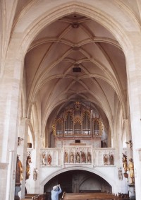 interiér od hlavního oltáře