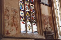 zbytky gotických fresek a vitráží