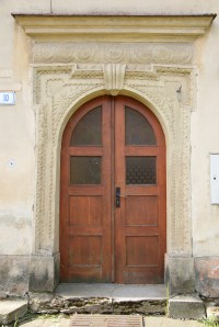 portál na budově fary