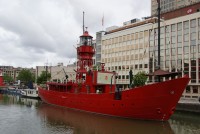 červená loď s majákem
