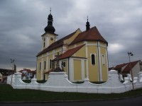 Milotice – kostel Všech svatých a sochařská galerie na ohradní zdi