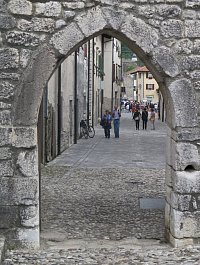 Venzona – středověké městské hradby  (Mura Medioevali)